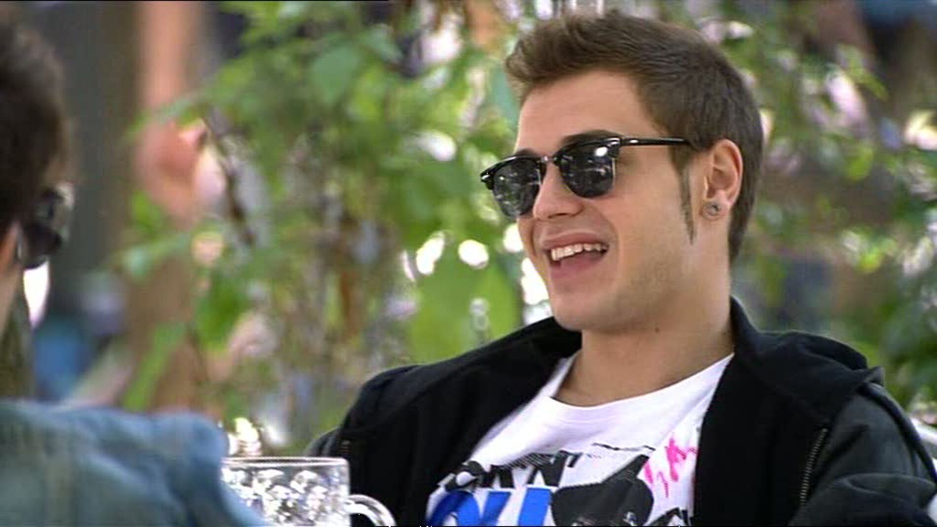 Fer y David hablan en una terraza
