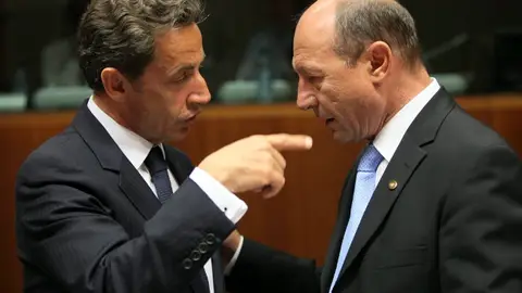 Sarkozy conversa con el presidente rumano Basescu Sarkozy conversa con el presidente rumano Basescu