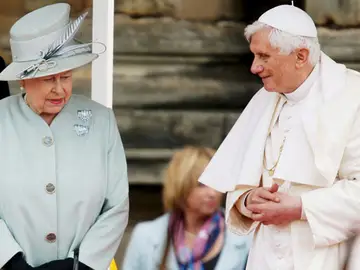 El Papa, con Isabel II El Papa, con Isabel II