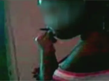 Niña de dos años fumando marihuana Niña de dos años fumando marihuana