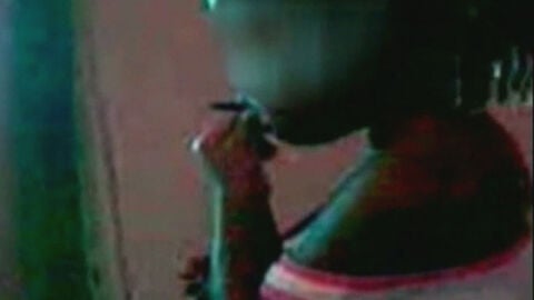 Ni&ntilde;a de dos a&ntilde;os fumando marihuana
