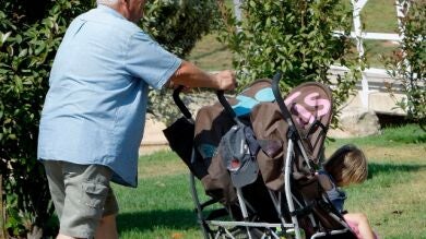 Los abuelos se quejan de que sólo se acuerdan de ellos cuando los necesitan