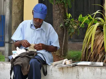 Un cubano vendiendo cigarrillos Un cubano vendiendo cigarrillos