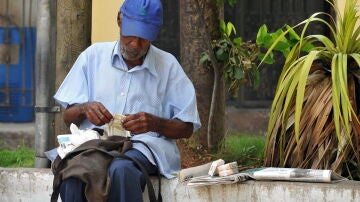 Un cubano vendiendo cigarrillos