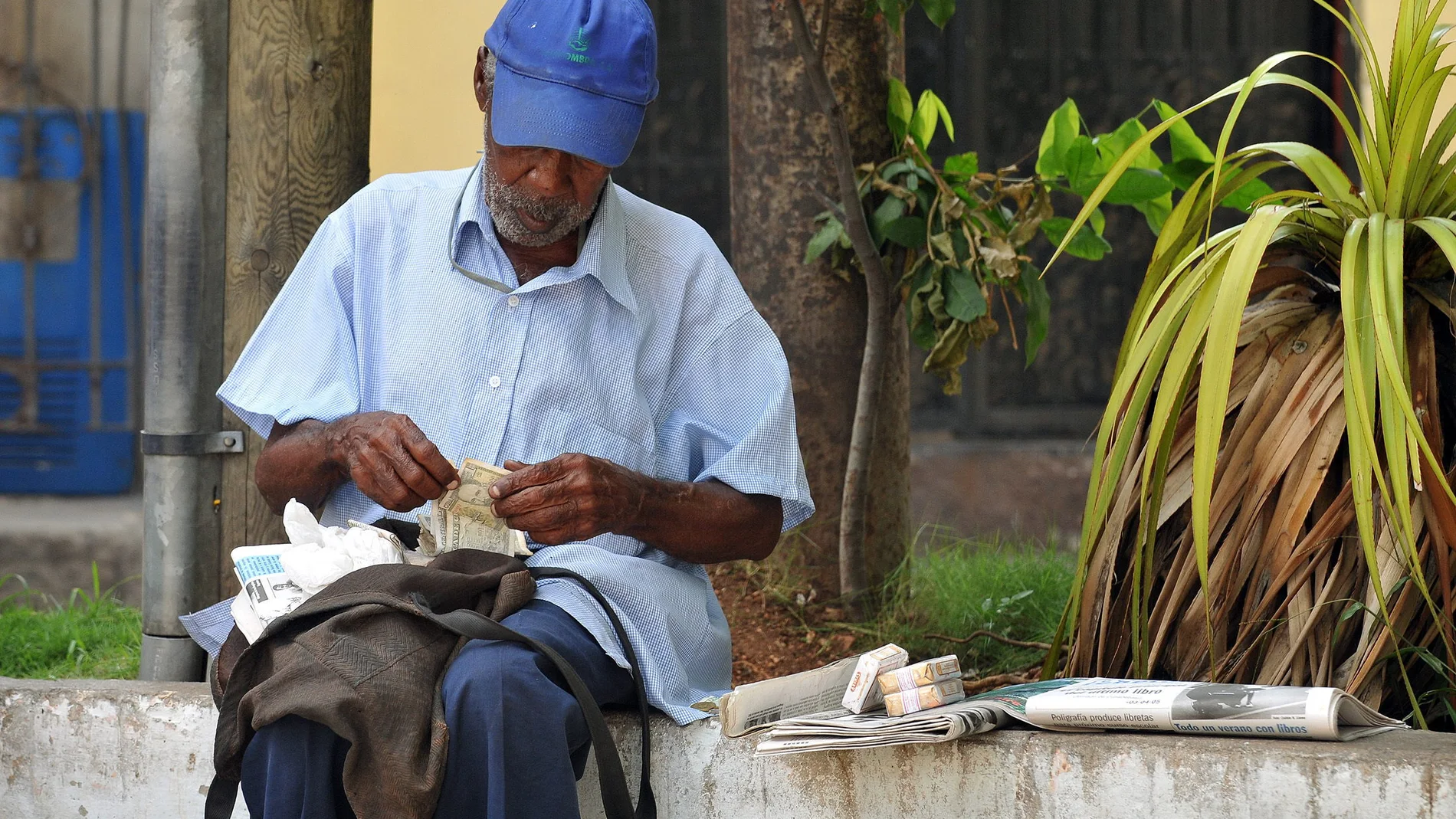 Un cubano vendiendo cigarrillos Un cubano vendiendo cigarrillos