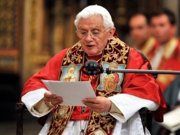El Papa Benedicto XVI realiza una lectura a su congregación 