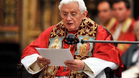 El Papa Benedicto XVI realiza una lectura a su congregaci&oacute;n 