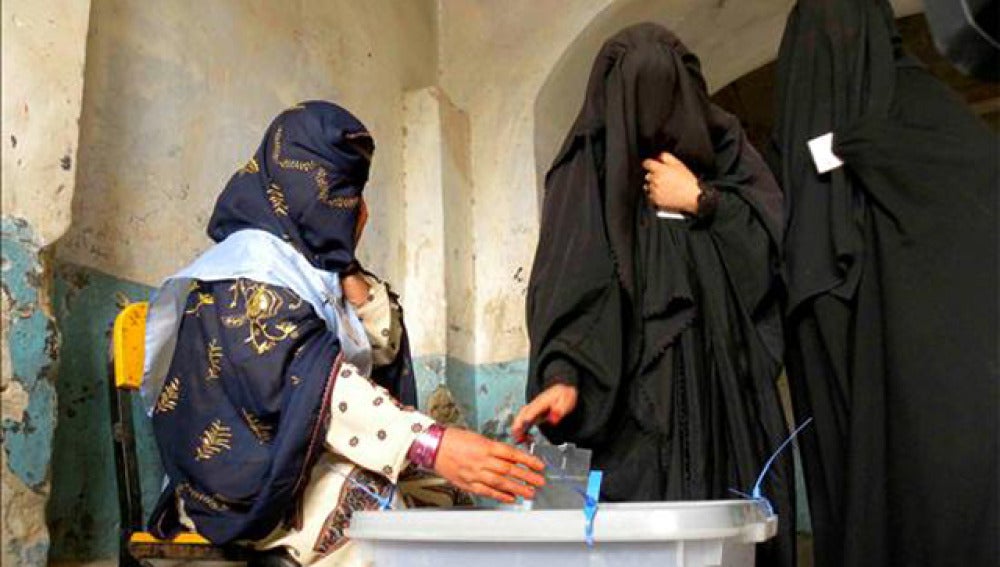 Dos mujeres votan en Kandahar