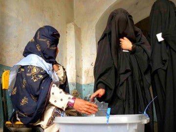 Dos mujeres votan en Kandahar
