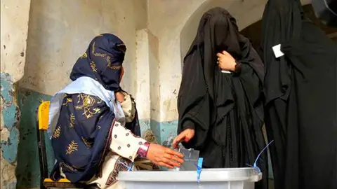 Dos mujeres votan en Kandahar Dos mujeres votan en Kandahar