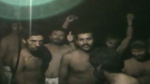 Los mineros alzan los brazos de alegr&iacute;a