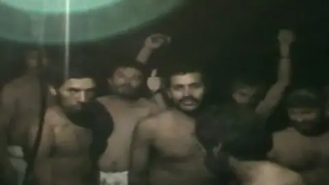 Los mineros alzan los brazos de alegría Los mineros alzan los brazos de alegría