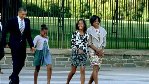 Obama asiste a misa con su familia