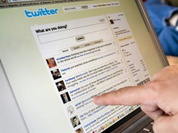 Un internauta usando Twitter Un internauta usando Twitter