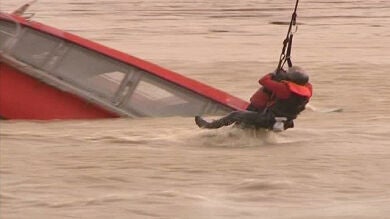 Un marinero ha sido rescatado segundos antes de que su barco naufragará