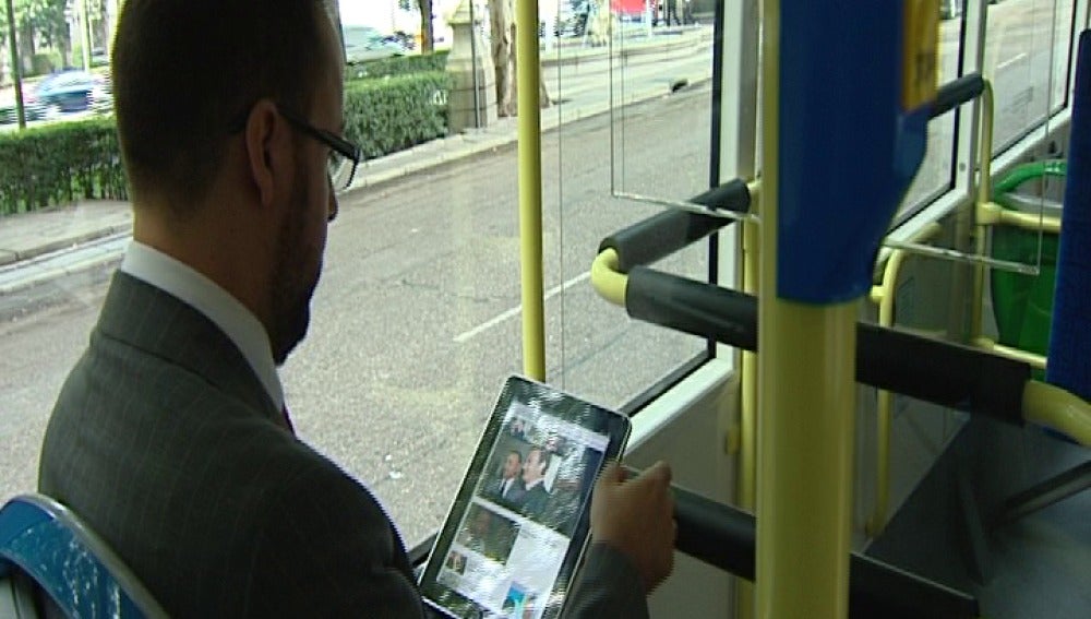 Usuario navegando por Internet