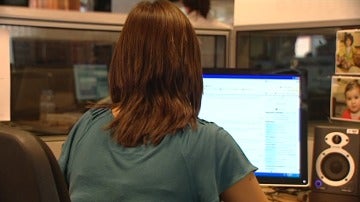 Una mujer hace una consulta médica en internet