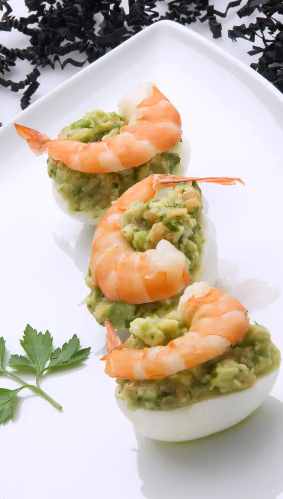 Huevos con guacamole y langostinos