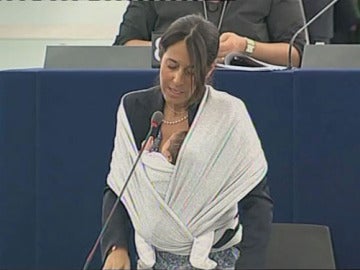 La eurodiputada acudio a votar con su bebe