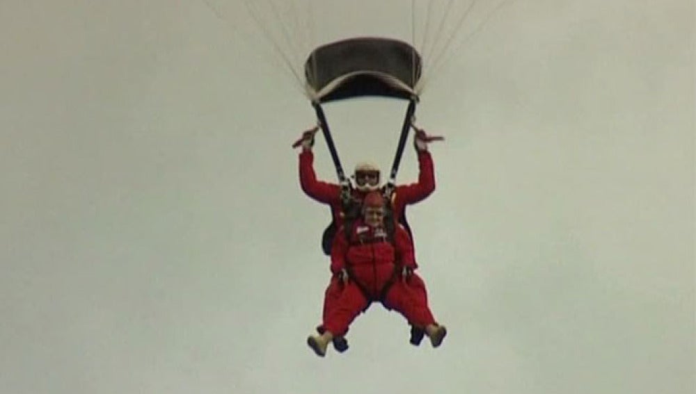 Celebra sus 90 años tirándose en paracaidas