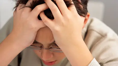 Joven padeciendo migrañas Joven padeciendo migrañas