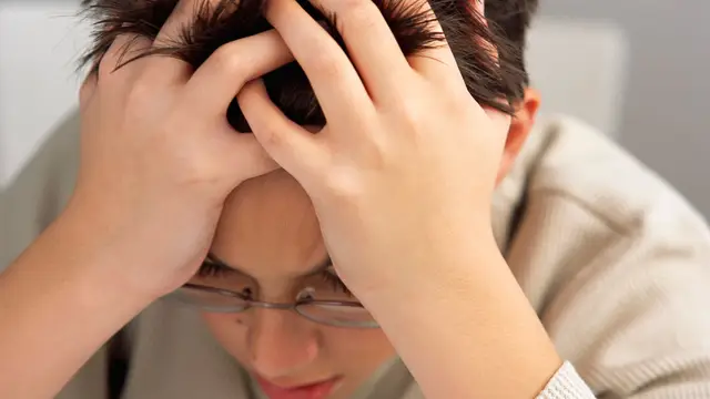 Joven padeciendo migra&ntilde;as