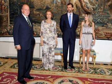 Los reyes y los príncipes durante una recepción