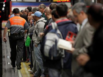 Usuarios esperando al metro en Madrid