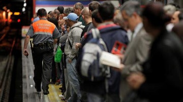 Usuarios esperando al metro en Madrid