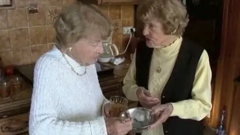 Las gemelas Raymonde y Lucienne Las gemelas Raymonde y Lucienne