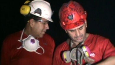 Los mineros chilenos atrapados reanudan el trabajo en el pozo