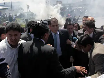 El presidente de Ecuador, Rafael Correa, trata de salir del regimiento de Policía El presidente de Ecuador, Rafael Correa, trata de salir del regimiento de Policía