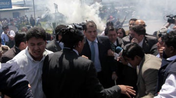 El presidente de Ecuador, Rafael Correa, trata de salir del regimiento de Policía