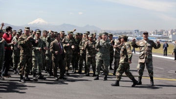 Militares ecuatorianos se toman las instalaciones del aeropuerto