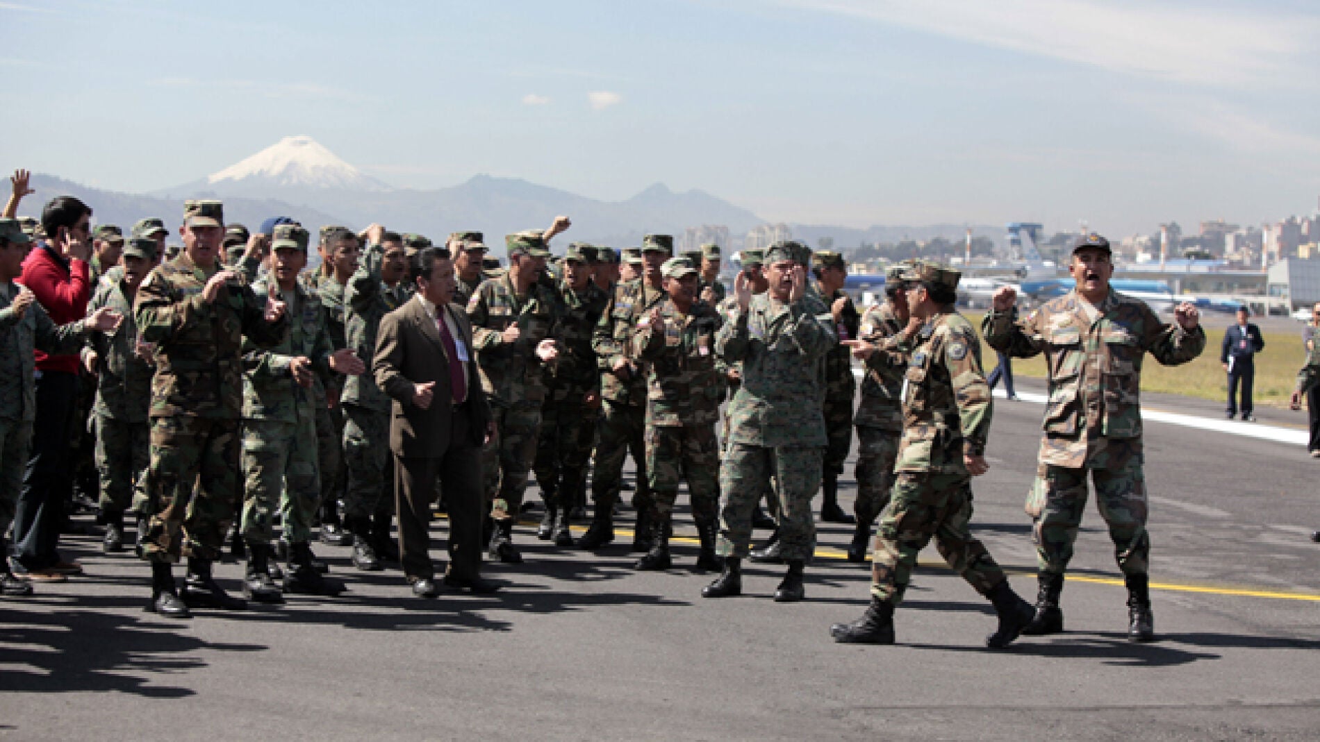 Militares ecuatorianos se toman las instalaciones del aeropuerto