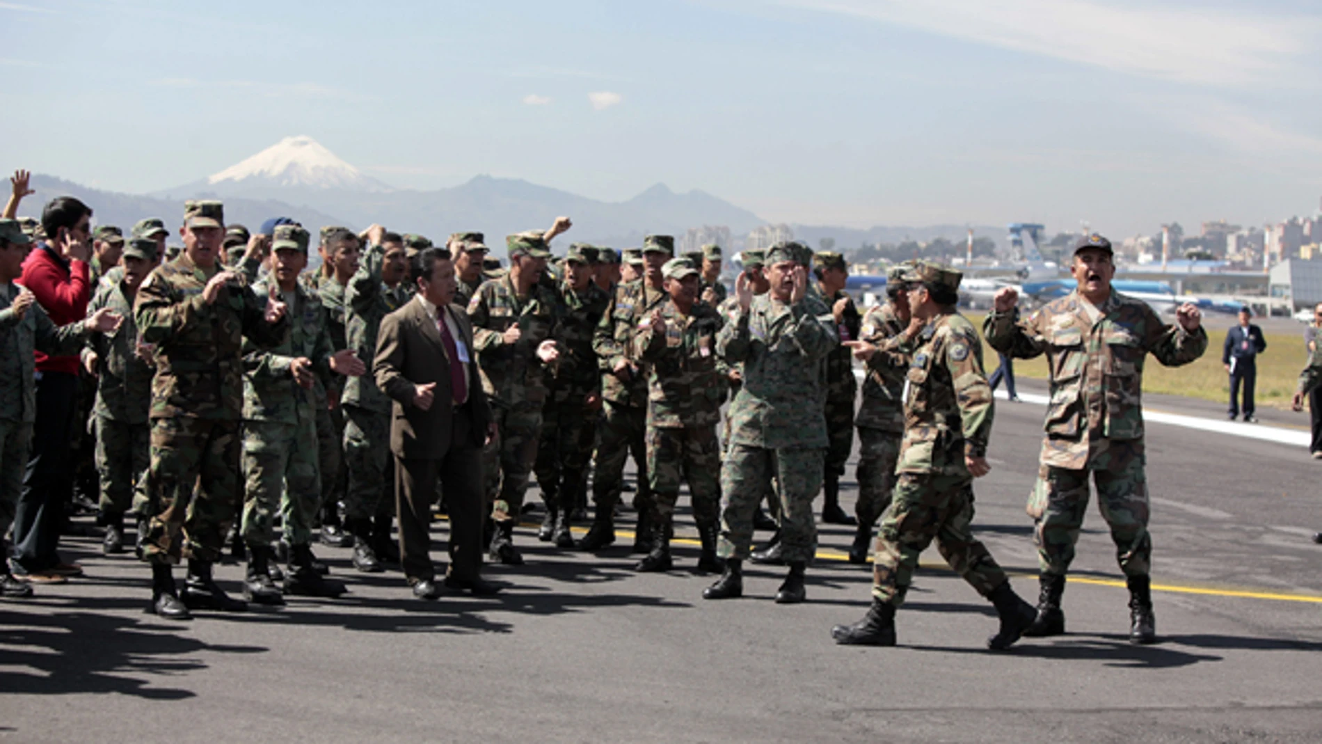 Militares ecuatorianos se toman las instalaciones del aeropuerto Militares ecuatorianos se toman las instalaciones del aeropuerto