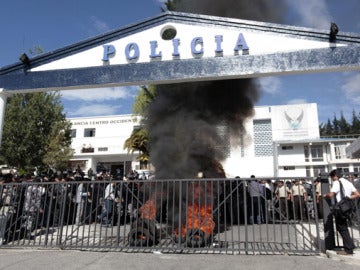 Protesta en el edificio de efectivos policiales y del Ejército