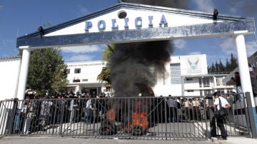 Protesta en el edificio de efectivos policiales y del Ejército