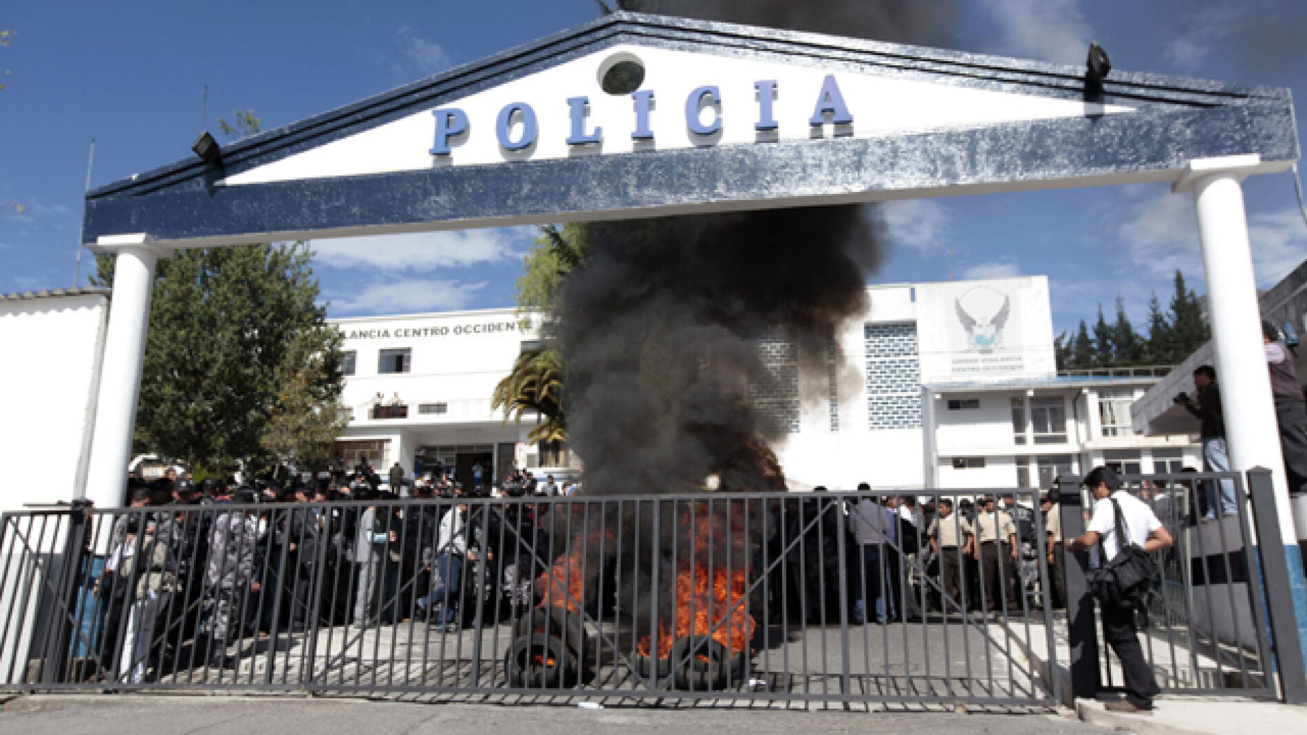 Protesta en el edificio de efectivos policiales y del Ej&eacute;rcito
