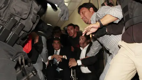 Correa: “Si quieren matar al presidente aquí está" Correa: “Si quieren matar al presidente aquí está"