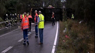 Un muerto y 25 heridos tras el vuelco de un autobús en Pontevedra