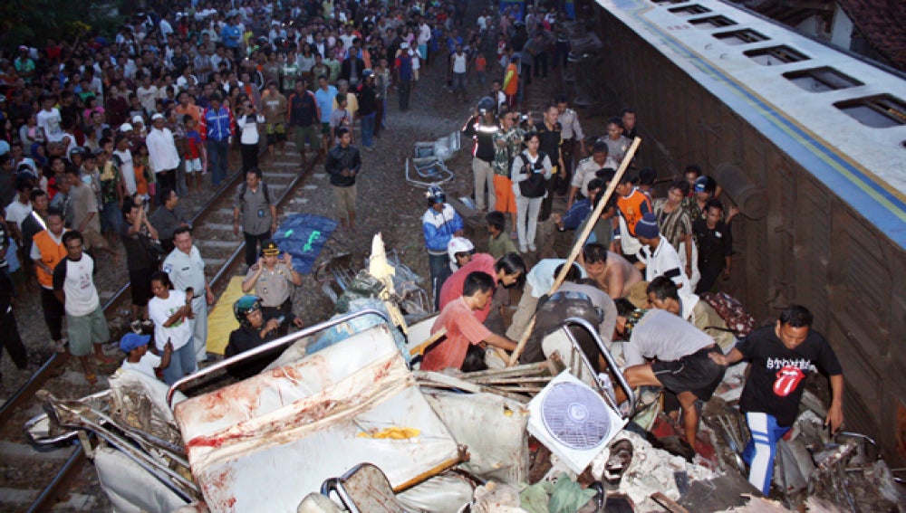 Choque de trenes en Indonesia