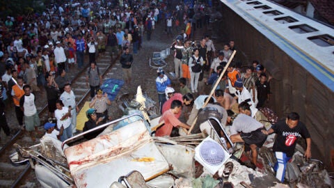 Choque de trenes en Indonesia