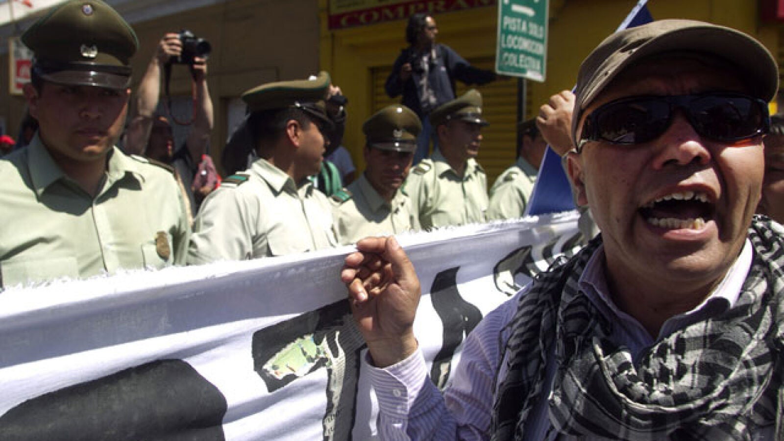 Los compañeros de los mineros piden que la empresa no se olvide de sus suedos