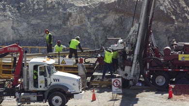 El Plan B de rescate ya está a cien metros de los mineros