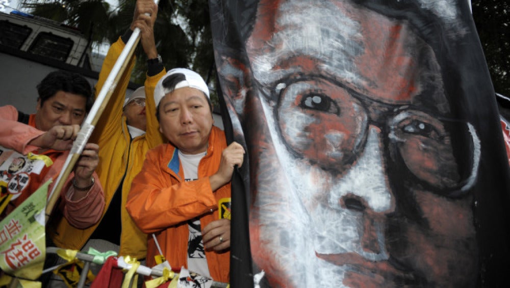 Manifestantes con la imagen de Xiaobo