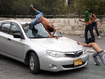 Un conductor israelí atropella a un niño que tiraba piedras