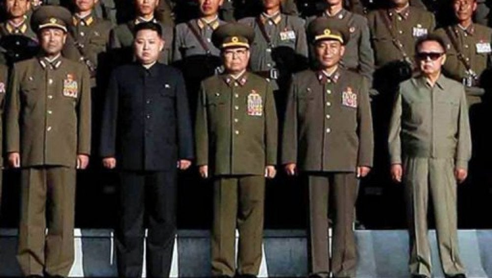 Kim Jon-Il junto a su hijo y varios militares