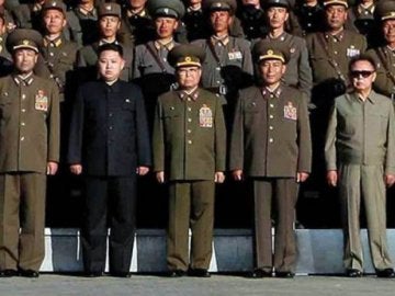 Kim Jon-Il junto a su hijo y varios militares
