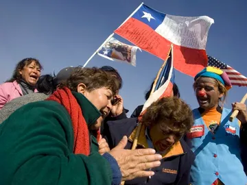 Familiares de los mineros celebran Familiares de los mineros celebran